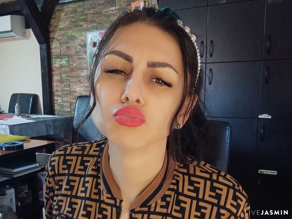 Browse EllyParker live chat profile