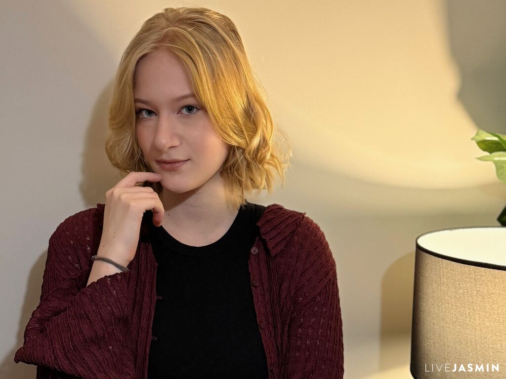 ElzaMays live cam girl profile
