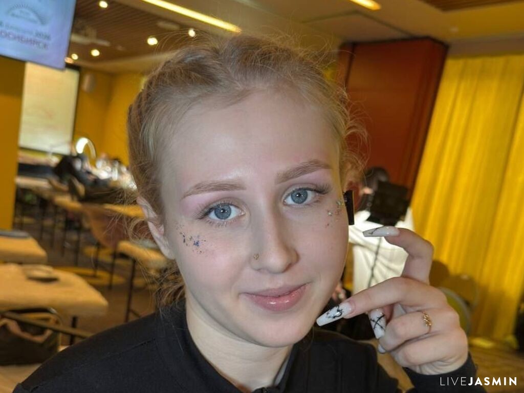 Browse EmelinaKrider live chat profile