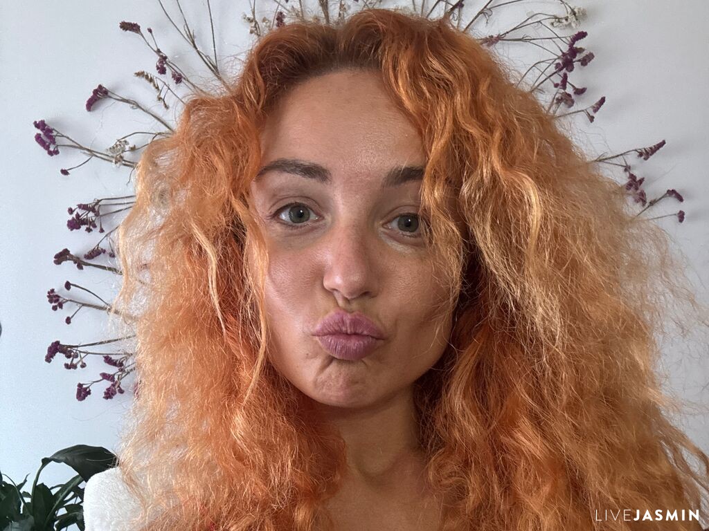 View Emelyi cam profile and live status