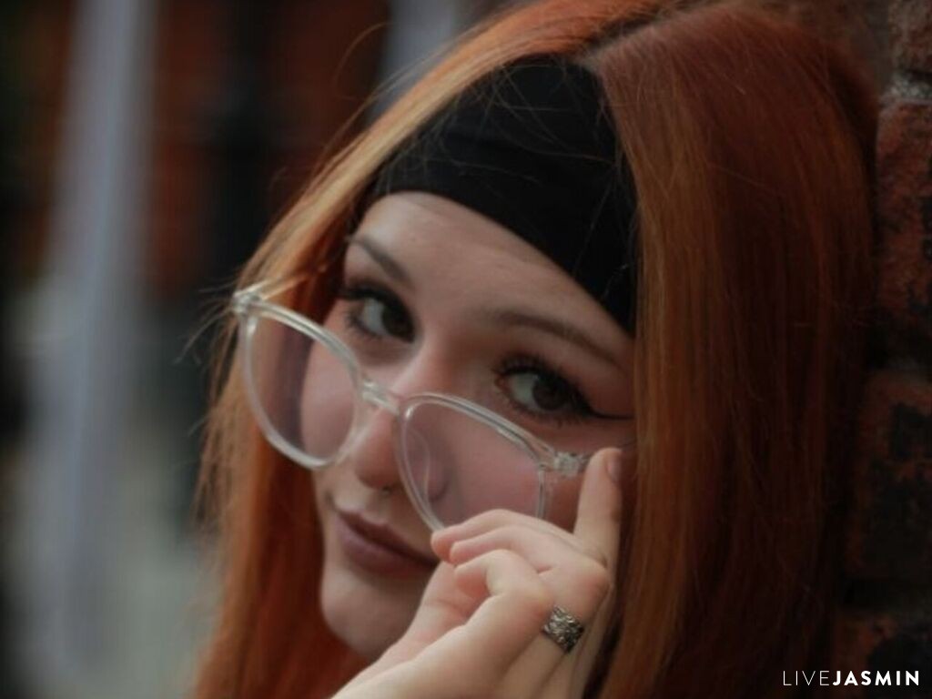 View EmeraldClyatt cam profile and live status