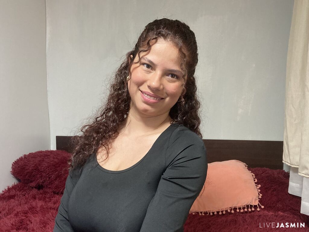View EmilyCm cam profile and live status
