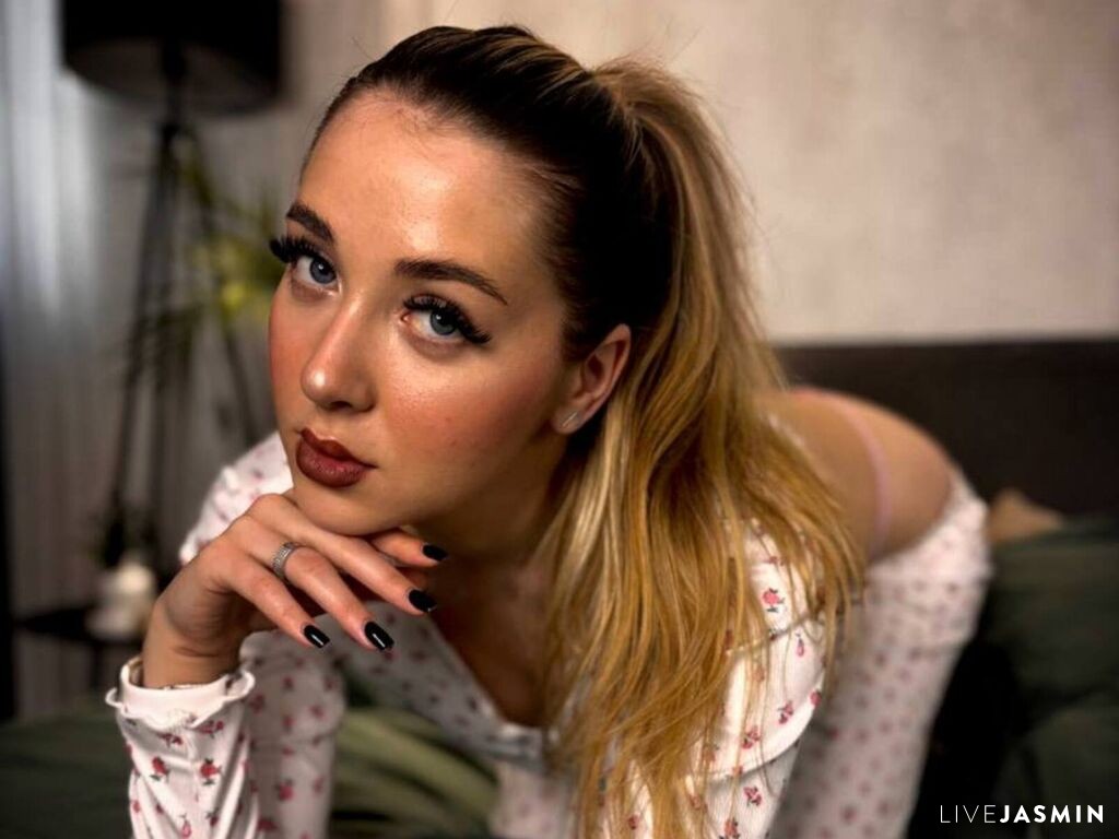 Live cam model EmilyHawke