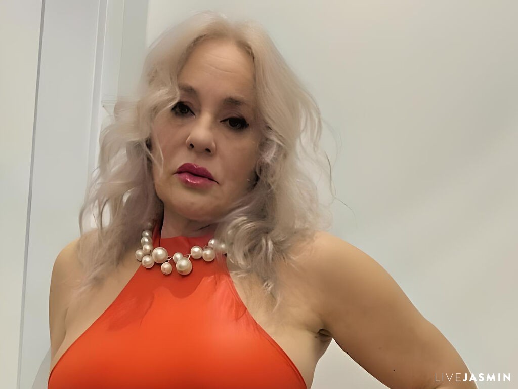 Live cam model EmilyLoowe