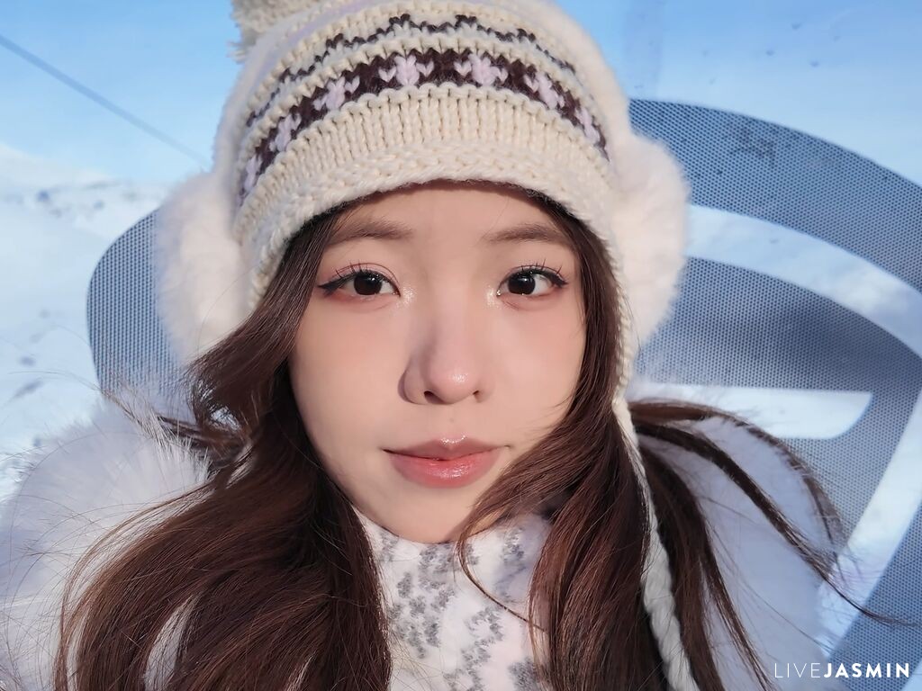 View EmilyTang cam profile and live status