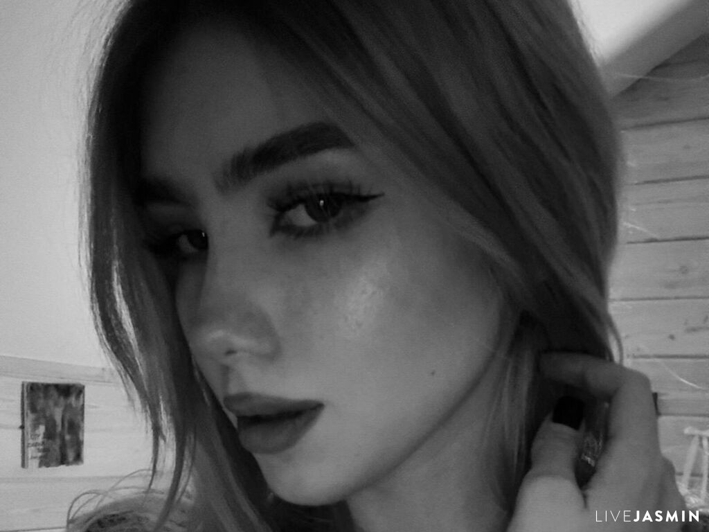 Browse EmmaBlond live chat profile