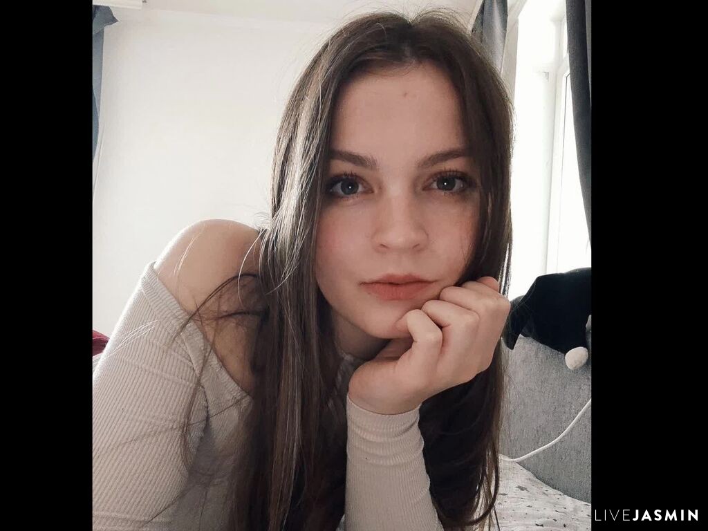 View ErynBjornstrom cam profile and live status