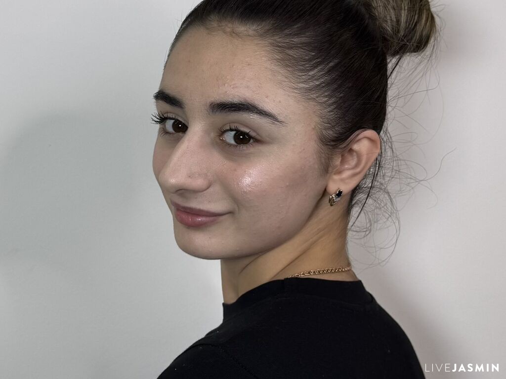EsterLaos LiveJasmin model profile