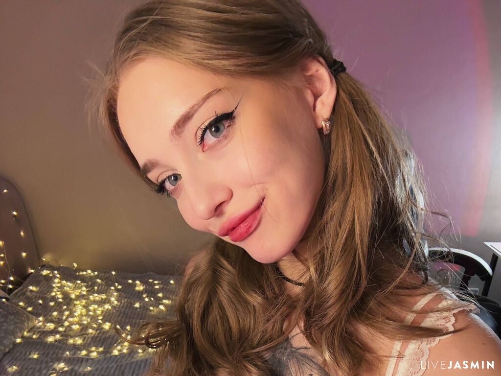 View EvaAlone cam profile and live status