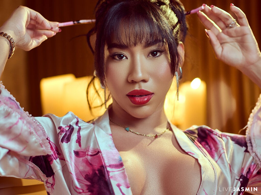 Featured LiveJasmin cam girl profile: EvaParkert