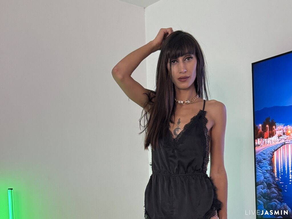 View EvaWilds cam profile and live status