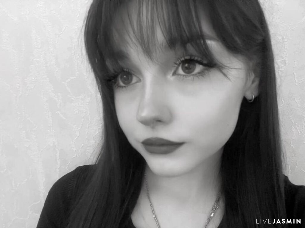 Featured LiveJasmin cam girl profile: EvelynnCaillouet