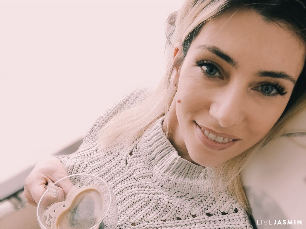 Featured LiveJasmin cam girl profile: EvyScarlet