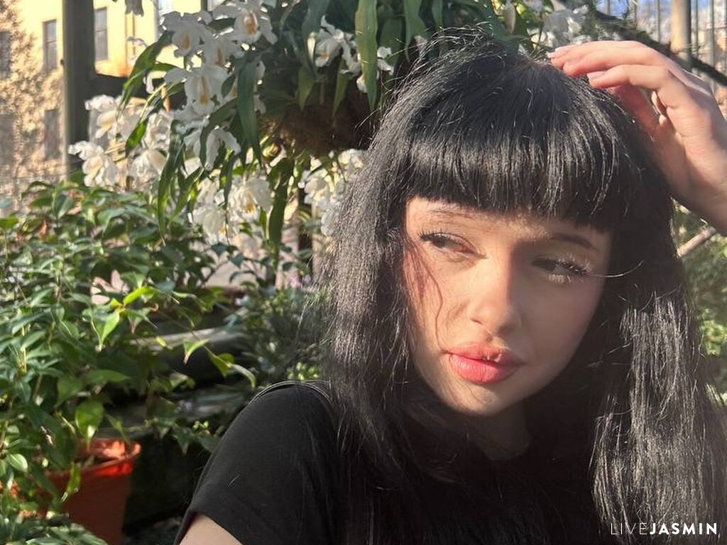 FloraRay live cam girl profile