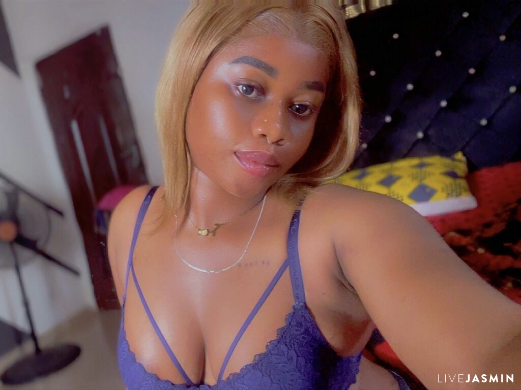 Featured LiveJasmin cam girl profile: FredahGrams