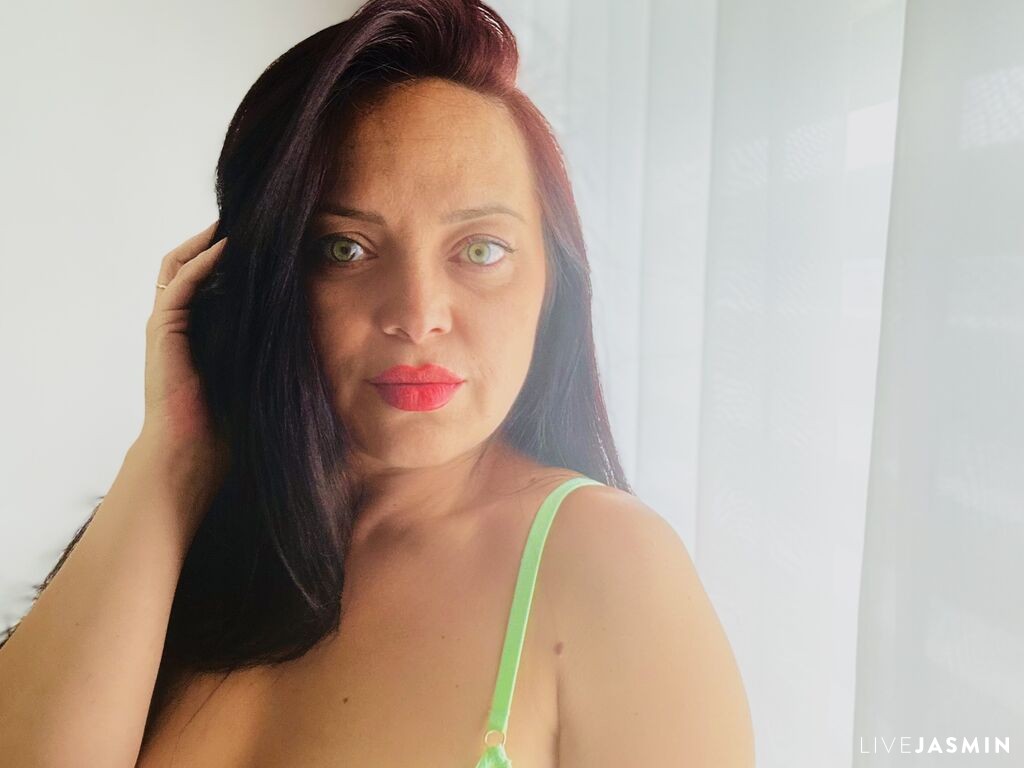 Featured LiveJasmin cam girl profile: GeorgiaGreen