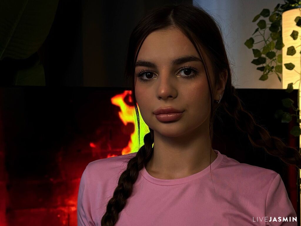 Live cam model GertudeCova