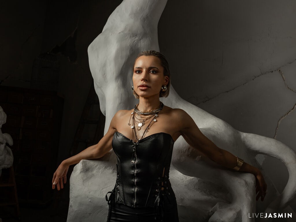 Live cam model GiaBombero