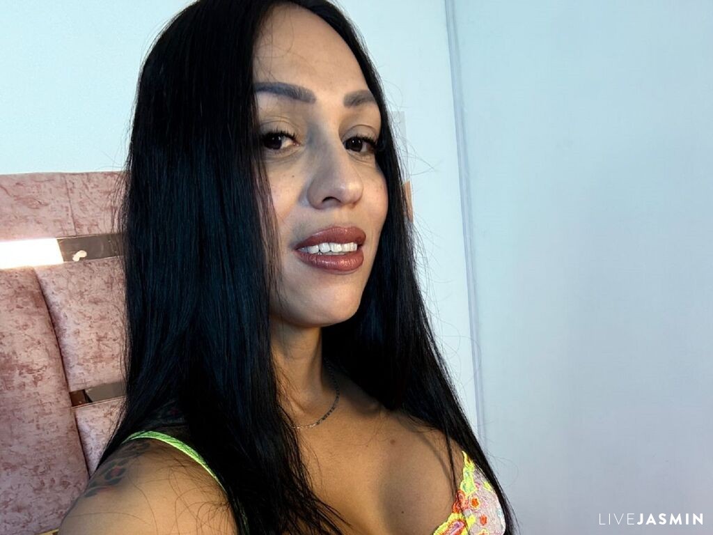 GiaLaurens live cam girl profile