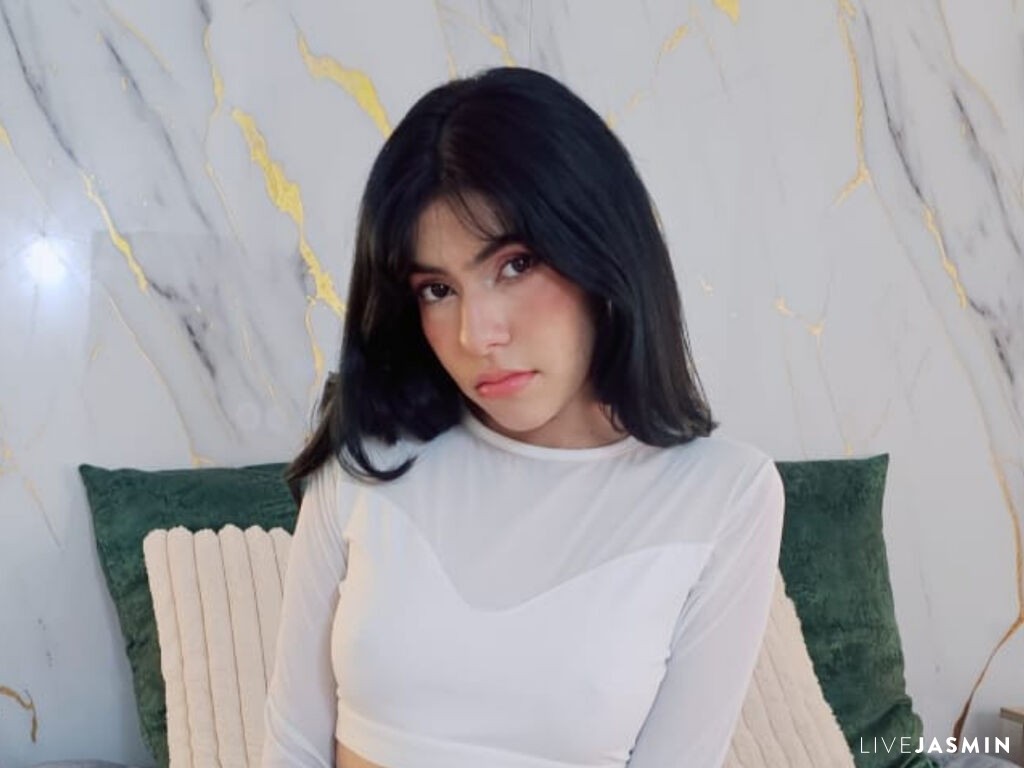 View HannahClark cam profile and live status