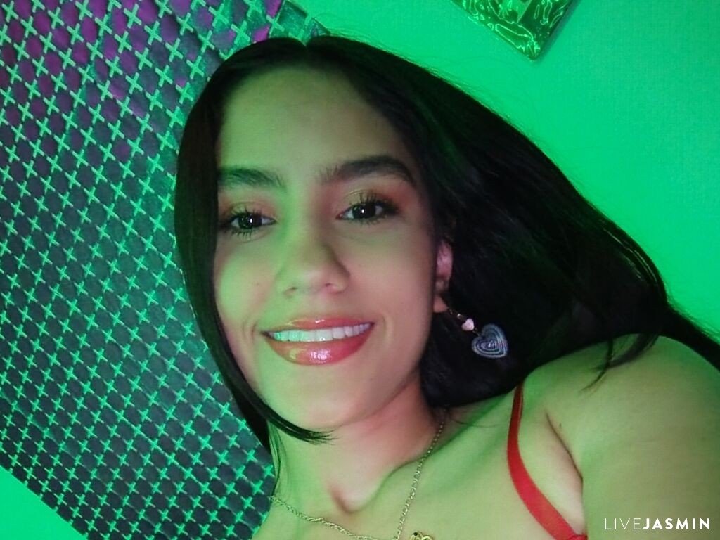 Browse HannahHerrera live chat profile