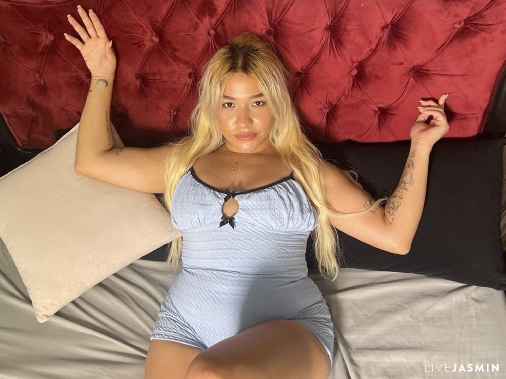 Browse HayleyBells live chat profile