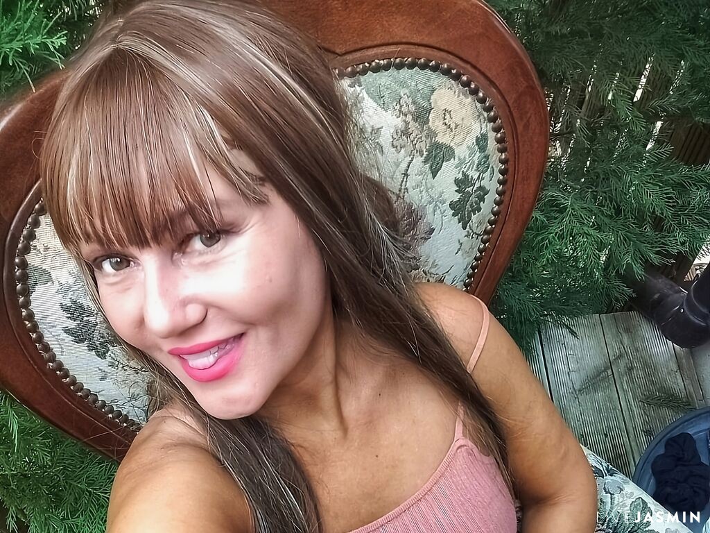 HeraLux live cam girl profile