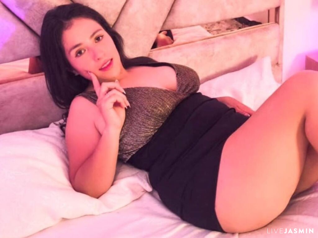 View HilaryJhones cam profile and live status