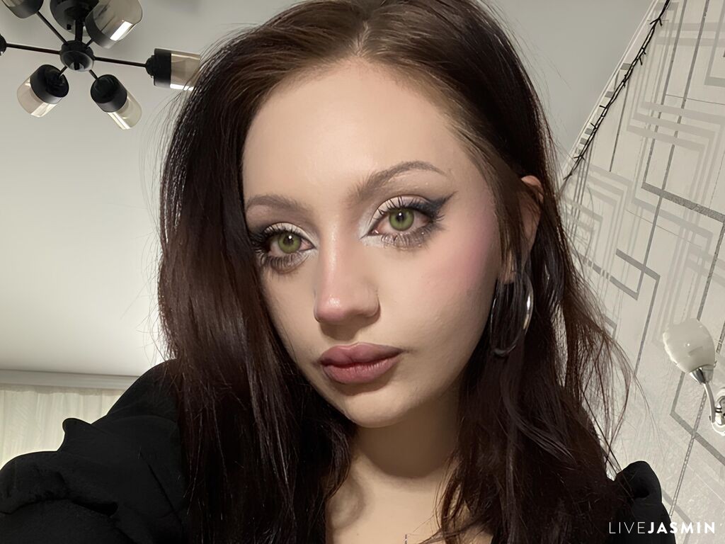 Browse HisakoSnellings live chat profile