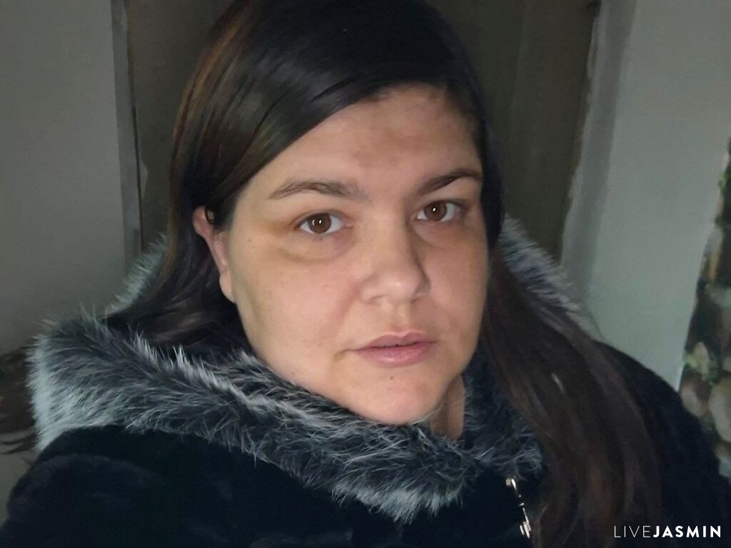 IonyEllaa live cam girl profile