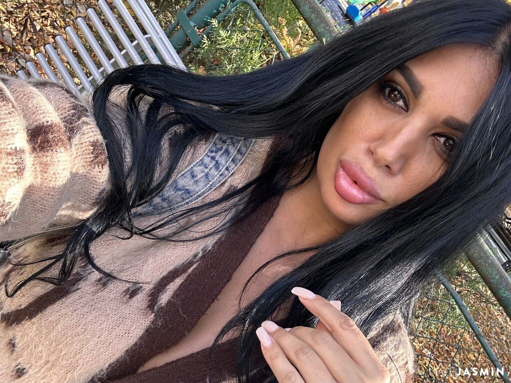 IsaBebe LiveJasmin model profile