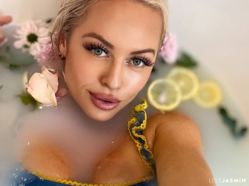 Live cam model IsabellaSaturn