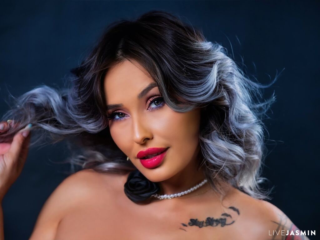 IssaSmith LiveJasmin model profile