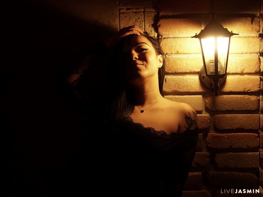 View IzzaBellaNova cam profile and live status