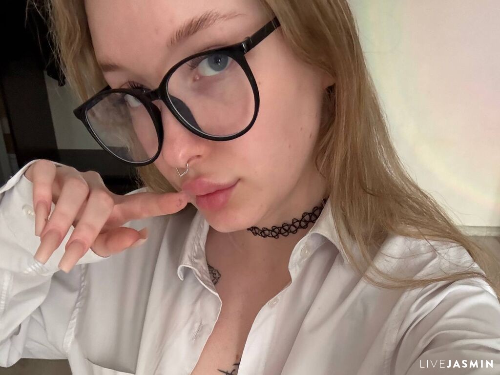 JadeDerrow live cam girl profile