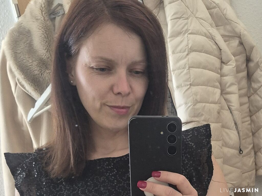 View JaninaSweet cam profile and live status