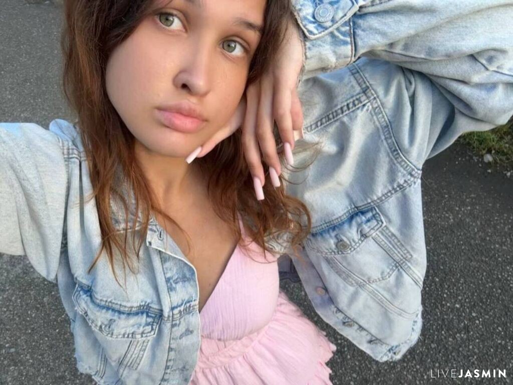 Live cam model JazminHalajian