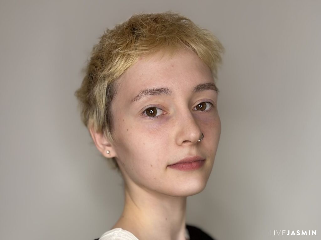 Featured LiveJasmin cam girl profile: JenelleBarette