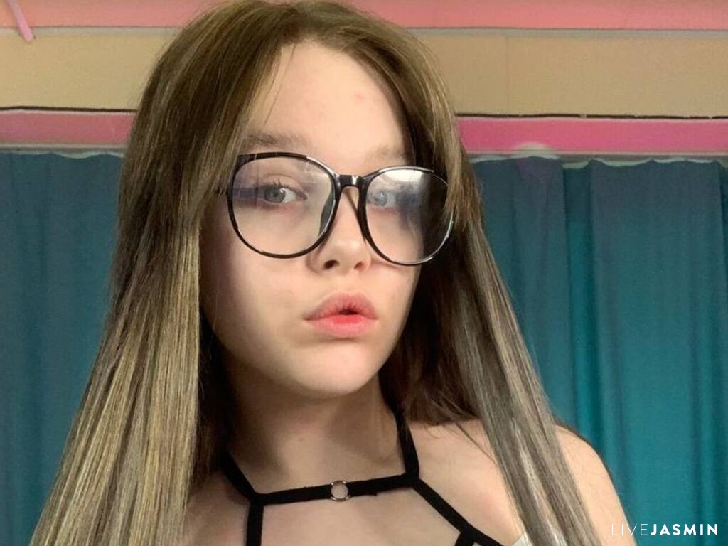 View JenniferMiss cam profile and live status