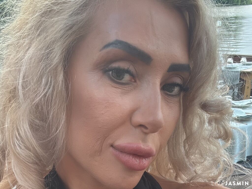 JenniferRein live cam girl profile