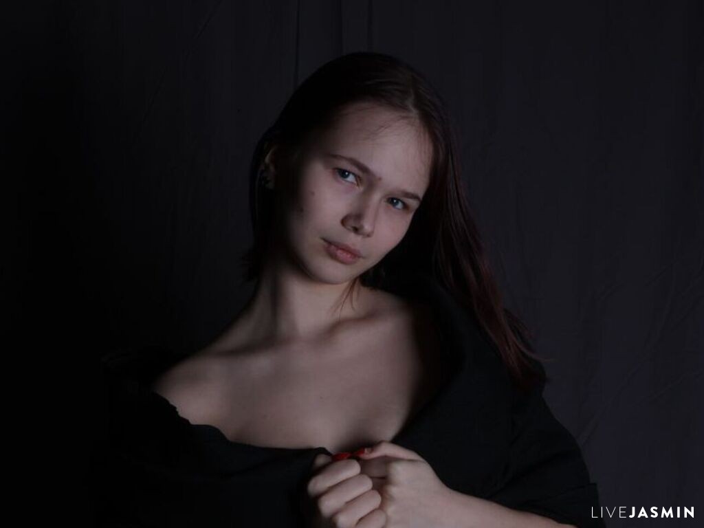Browse JesseniaLitt live chat profile