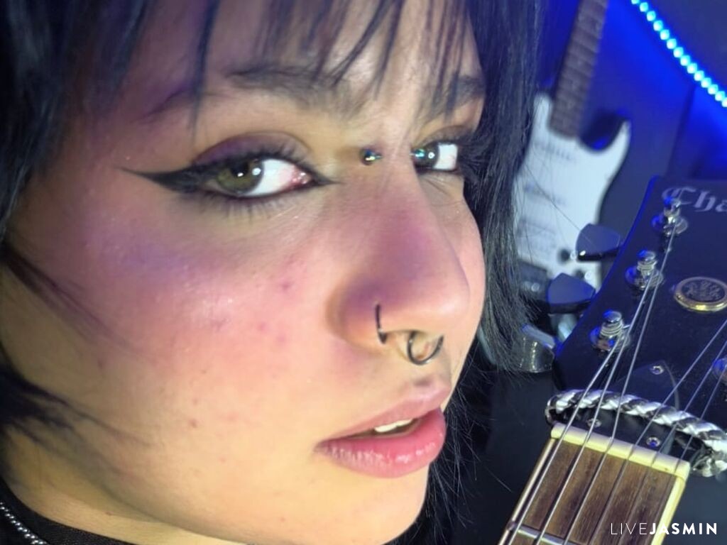 View JessieArteagas cam profile and live status