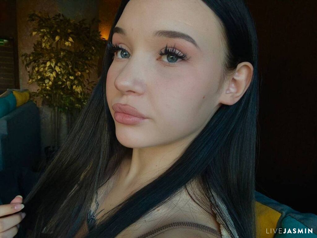 Browse JosephineCzar live chat profile