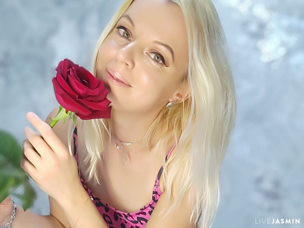 View JoyDiaz cam profile and live status