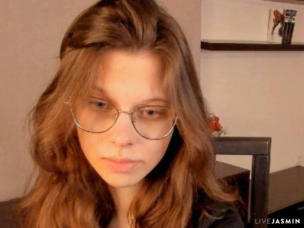 View JulinaGorovena cam profile and live status