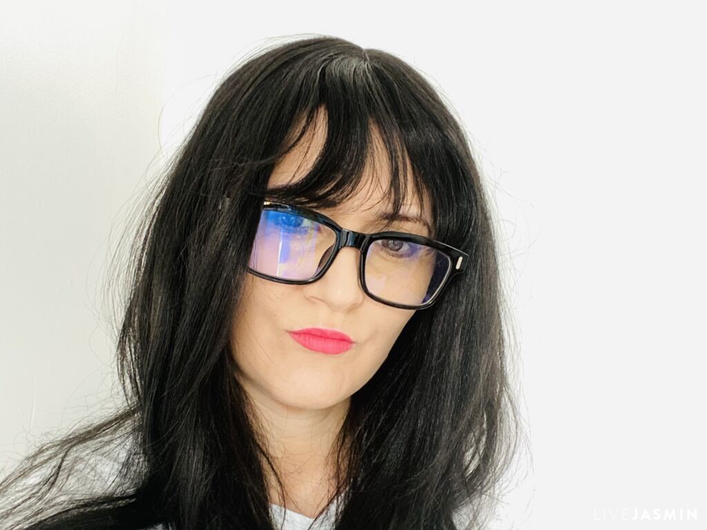 View JustJodie cam profile and live status