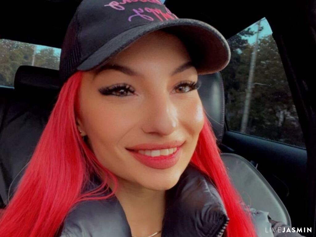 KaraLux live cam girl profile