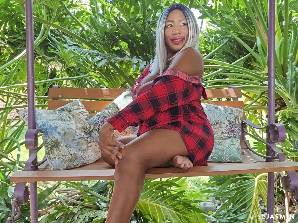 Live cam model KarenBis