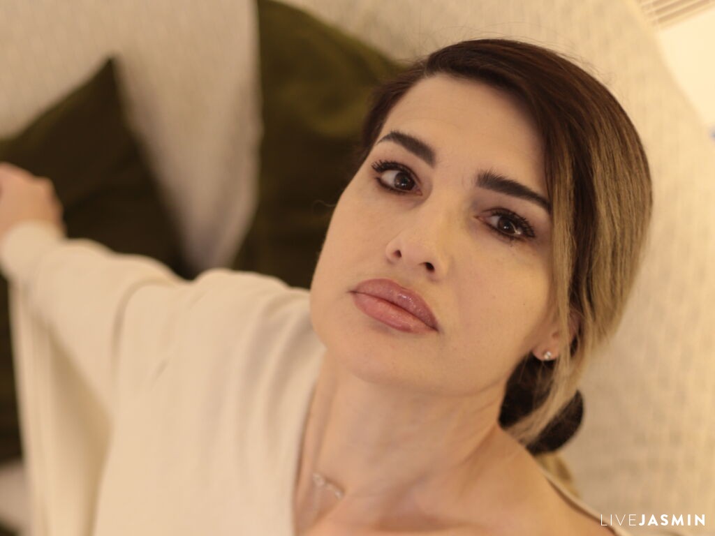 KaronTouche LiveJasmin model profile