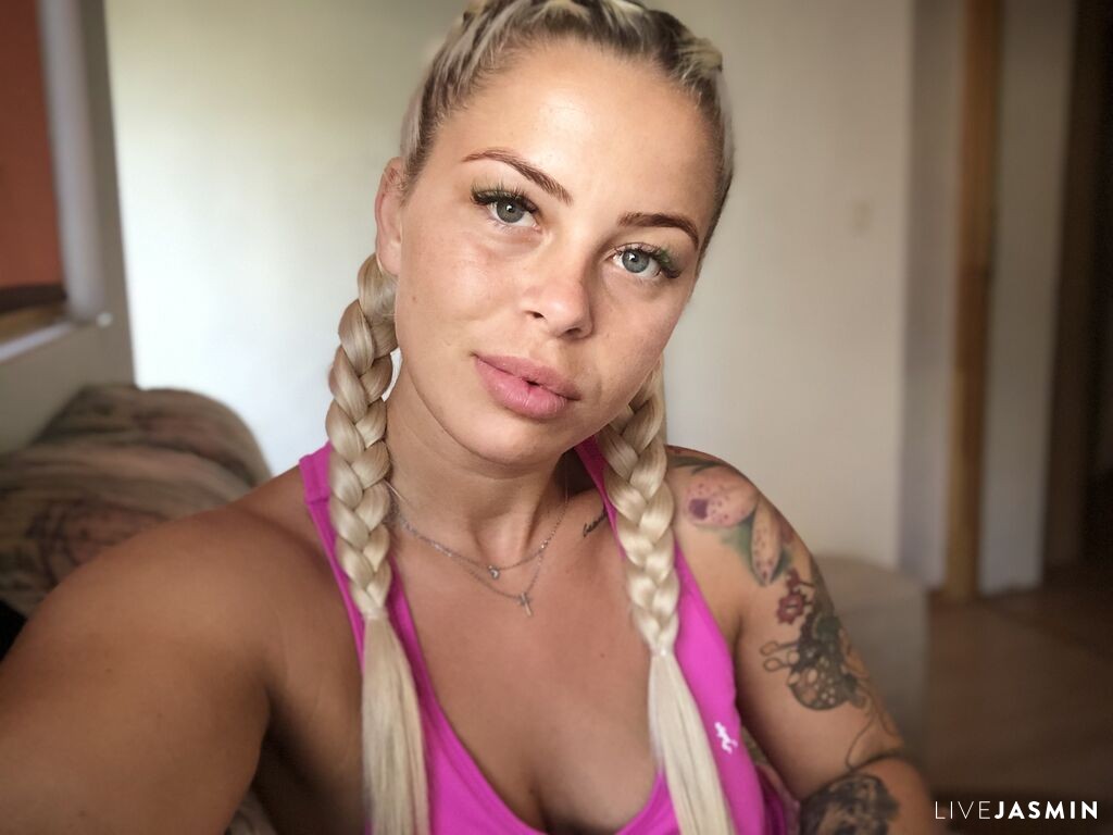 Live cam model KateAllya